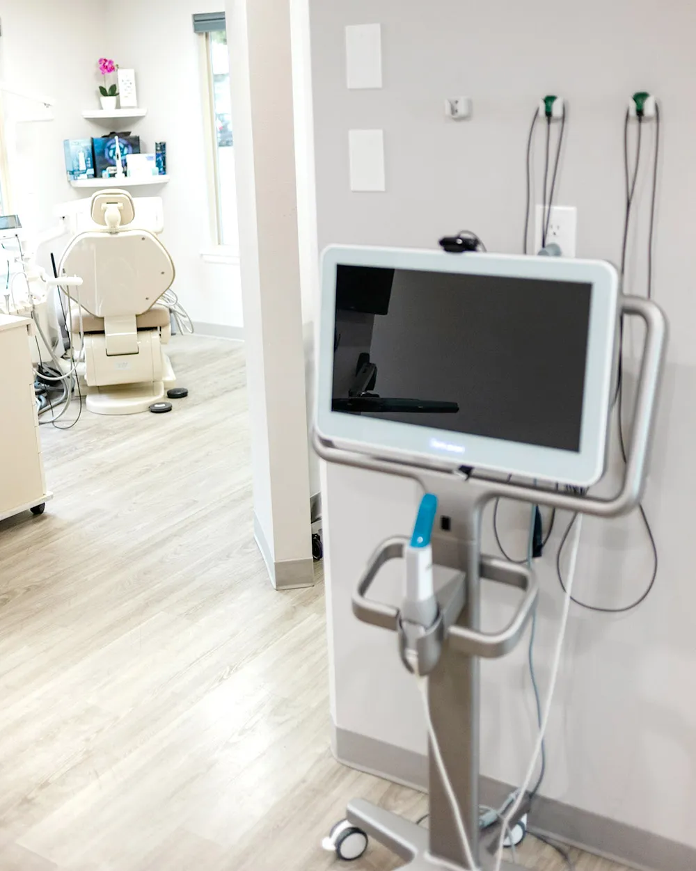 Invisalign 10 Intraoral scanner with monitor at Roots Dental in Bellingham alongside modern treatment chair.